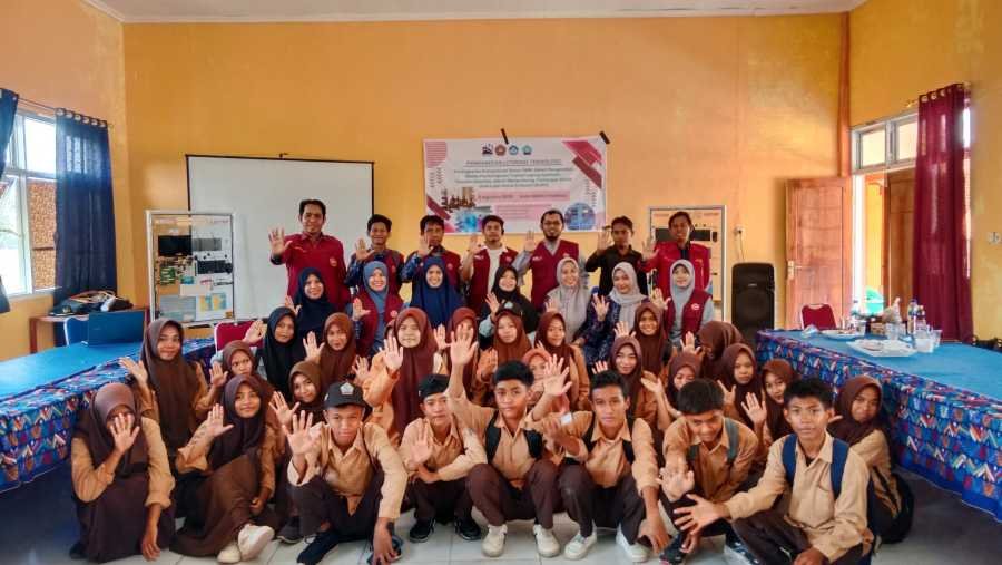 Prodi PTI Tamsis Bima Bekali Siswa SMKN 1 Palibelo Keterampilan Trouble Shooting Laptop